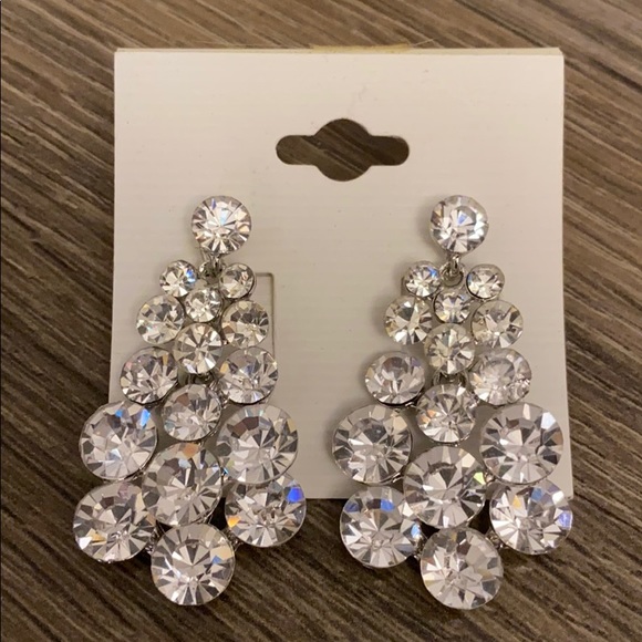 Jewelry - Dangle rhinestone earrings
